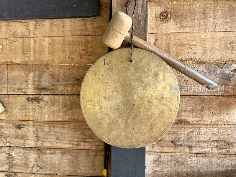 传统的钟特写。亚大陆黄铜用木锤制作学校钟。纯黄铜钟Ghadiyal Ghanta神庙阿提学校钟锤棒